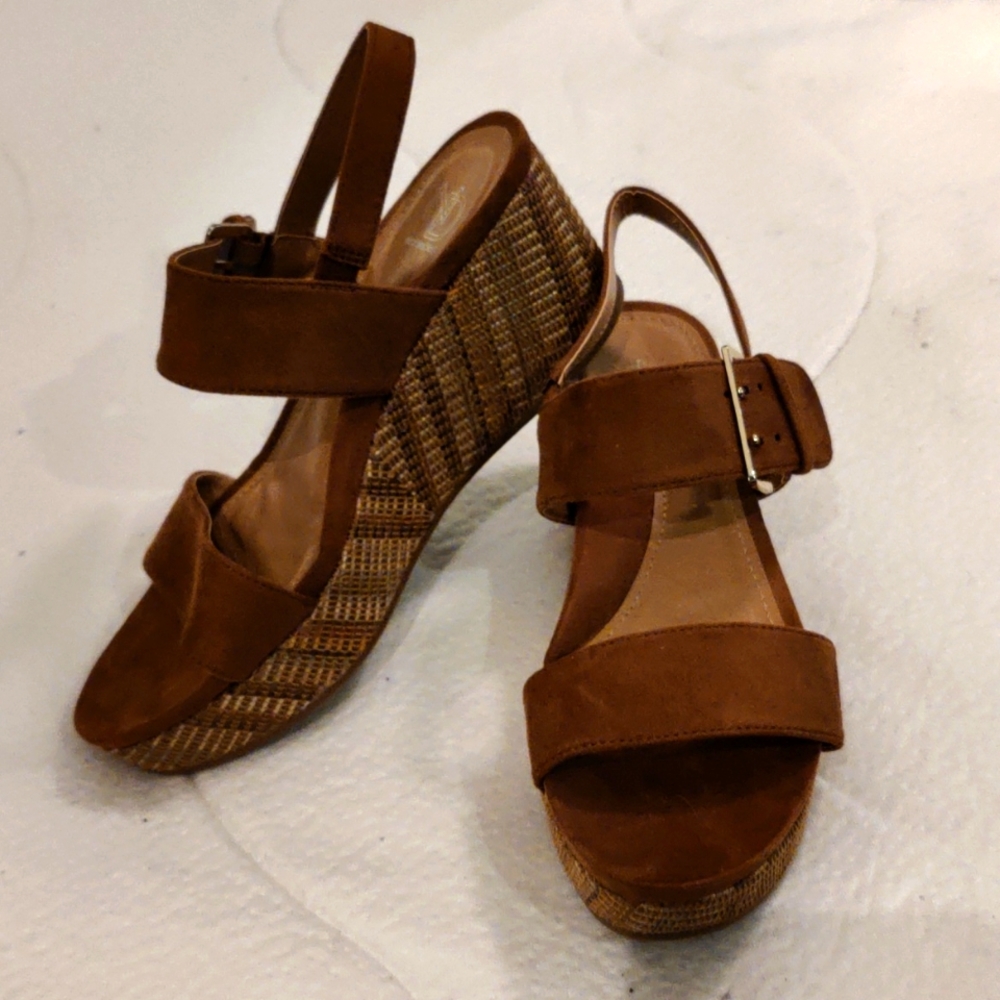 Size 9 M New Directions Jazlene brown suede wedges